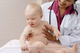 Bé trai hẹp bao quy đầu dễ bị nhiễm trùng đường niệu