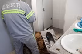 Đẻ rơi, nữ sinh xả nước cuốn trôi con xuống bồn cầu