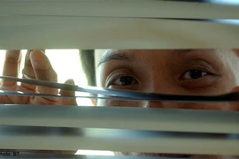 Cha dượng quay lén cảnh con riêng của vợ tắm