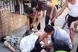 Chồng giúp vợ vượt cạn giữa phố