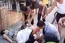 Chồng giúp vợ vượt cạn giữa phố