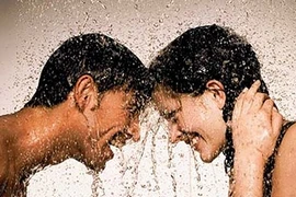 Nên và không nên khi “yêu” dưới vòi tắm hoa sen