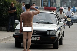 Khỏa thân giữa đường, chọc ghẹo cảnh sát