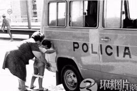 Bị phạt vì cho con... tè bậy trên phố