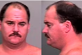 Say rượu, khỏa thân trước cửa nhà hàng xóm