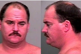 Say rượu, khỏa thân trước cửa nhà hàng xóm