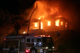 Thiếu nữ tuổi teen đốt nhà để mưu sát người thân