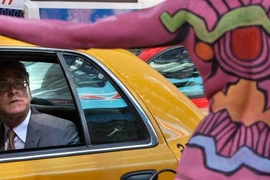 Người mẫu kiện vì bị bắt khi đang khỏa thân