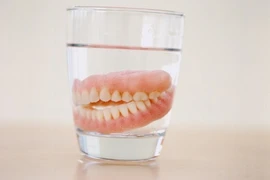 Cụ ông tử vong do nuốt phải răng giả