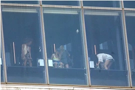 Sốc vì bất ngờ phát hiện ngồi trong toilet trong suốt 