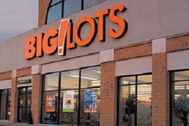 Thoát y trước cửa hàng quần áo để “chôm” đồ