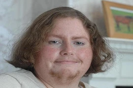 Bà nội trợ để râu quyên tiền cho quỹ từ thiện vì ung thư