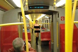 Bất ngờ trước cảnh hành khách nữ khỏa thân trên tàu điện