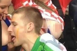 Ăn mừng chiến thắng bằng cách cho cổ động viên… liếm ngực