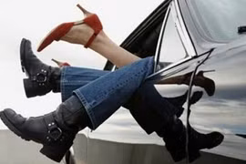 Phát hiện vợ “mây mưa” với “phi công trẻ” nhờ... smartphone