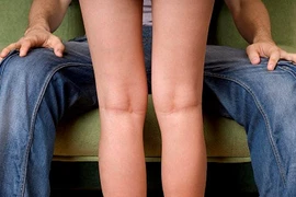 “Bóc lịch” 90 ngày vì đặt máy nghe lén tiếng “mây mưa”