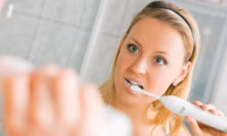 Cẩn thận khi dùng bàn chải răng bằng điện