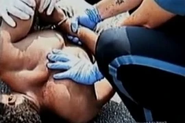 Lại phê “thuốc”, khỏa thân, tấn công cảnh sát