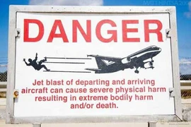 Bị động cơ phản lực máy bay thổi tung người