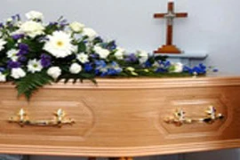 Sốc với bộ lịch người mẫu ngực trần tạo dáng bên quan tài