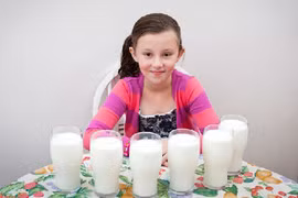 Để sống được, bé gái phải uống 3 lít sữa mỗi ngày