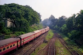 Thiếu nữ bị đẩy khỏi đoàn tàu đang chạy vì từ chối quan hệ