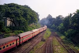 Thiếu nữ bị đẩy khỏi đoàn tàu đang chạy vì từ chối quan hệ