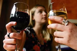 Uống ít rượu cũng làm tăng nguy cơ ung thư vú