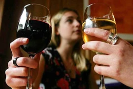 Uống ít rượu cũng làm tăng nguy cơ ung thư vú