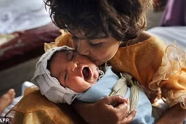 Bé gái sơ sinh khóc thét trong...đám tang của chính mình