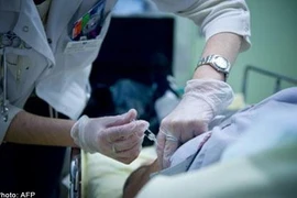 Bất cẩn khi “yêu” khiến dương vật giả mắc kẹt trong ruột già