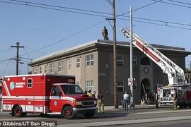 Trượt chân ngã nhào ra khỏi cửa sổ khi đang tắm