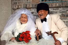 Bộ ảnh cưới ước mơ của cặp vợ chồng già trên trăm tuổi