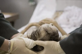 Thanh niên 20 tuổi bị hàng xóm bóp “cậu nhỏ” tới chết