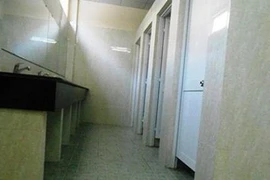 Giám sát viên đặt máy quay lén nữ sinh trong phòng thay đồ