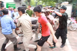 150 cán bộ chiến sỹ Trung đoàn CSCĐ Công an Hà Nội tham gia cứu hộ nhà sập