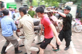 150 cán bộ chiến sỹ Trung đoàn CSCĐ Công an Hà Nội tham gia cứu hộ nhà sập