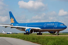 Máy bay Vietnam Airlines hạ cánh khẩn để cấp cứu bệnh nhi