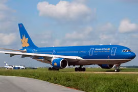 Máy bay Vietnam Airlines hạ cánh khẩn để cấp cứu bệnh nhi