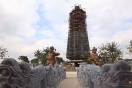 Chuẩn bị đặt nóc Bảo Tháp Đại Bi tại chùa Phúc Lộc