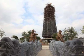 Chuẩn bị đặt nóc Bảo Tháp Đại Bi tại chùa Phúc Lộc