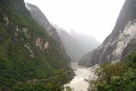 Lật tẩy âm mưu kẻ giết bạn giấu xác vào khe núi (1)