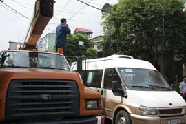 1 thanh niên bị điện giật treo trên cây khi trang trí Noel