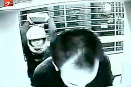 Táo tợn cầm gạch đập đầu người rút tiền ATM