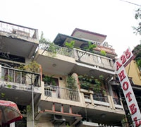 Bị doạ cưỡng bức, cô gái leo lên nóc nhà 5 tầng trốn trong đêm lạnh giá