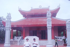 Viếng Nhà tưởng niệm Chủ tịch Hồ Chí Minh ở đảo Trường Sa Lớn