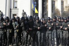 Đụng độ bên ngoài tòa nhà Quốc hội ở Kiev, 15 cảnh sát chống bạo động bị thương