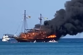 Tàu du lịch chìm trong biển lửa, gần trăm hành khách nhảy xuống nước thoát thân