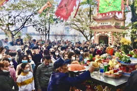 Phủ Tây Hồ tấp nập người đến lễ ngày cuối tuần