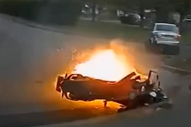Xe máy bốc cháy dữ dội trên đường sau khi đâm vào ô tô Audi